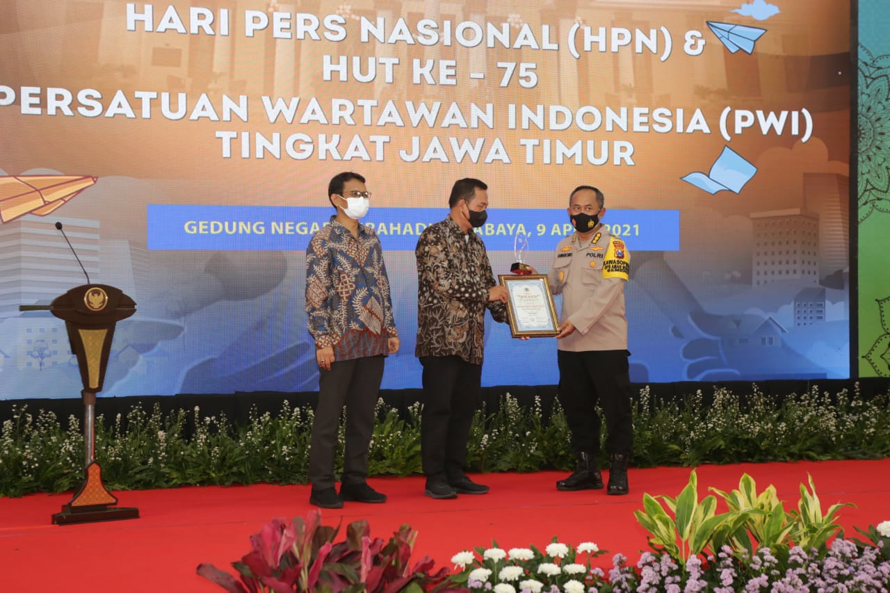 PWI Jatim Award, Kapolda Jatim Menerima Kategori \'Special Award\' Dalam Penanganan Pandemi Covid-19