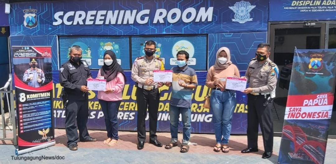 Kapolres Tulungagung Bagikan SIM Gratis Kepada Mahasiswa Asal Papua