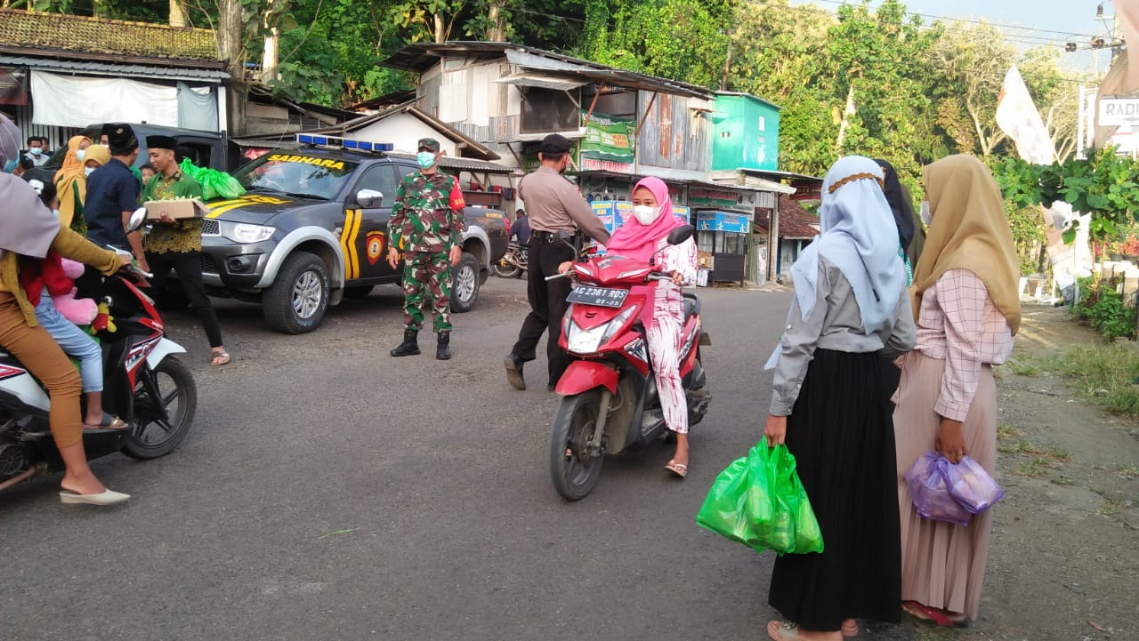 Tiga Pilar Tanggunggunung Bagikan Takjil Kepada Masyarakat
