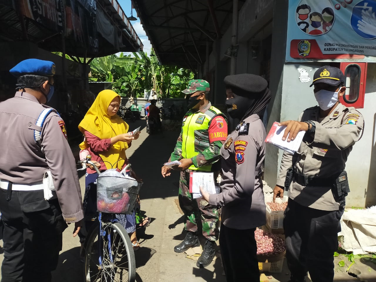 Pendisiplinan Prokes Covid 19 Oleh Polsek Kalangbret Pada Masyarakat