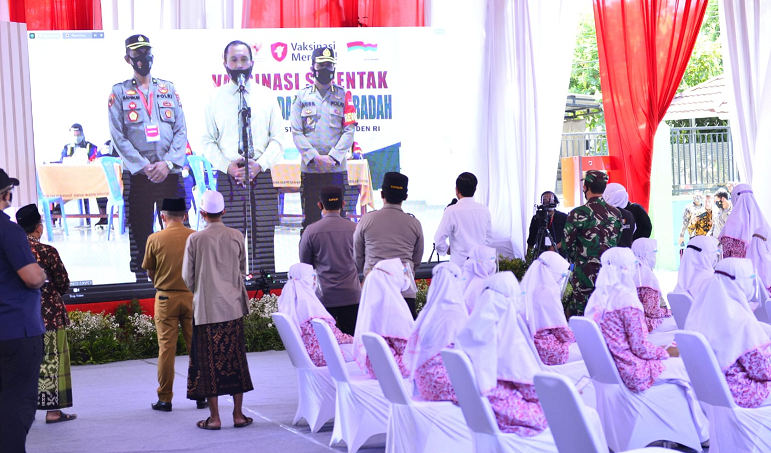 Presiden dan Kapolri Tinjau Vaksinasi Merdeka di Ponpes dan Tempat Ibadah Se-Indonesia