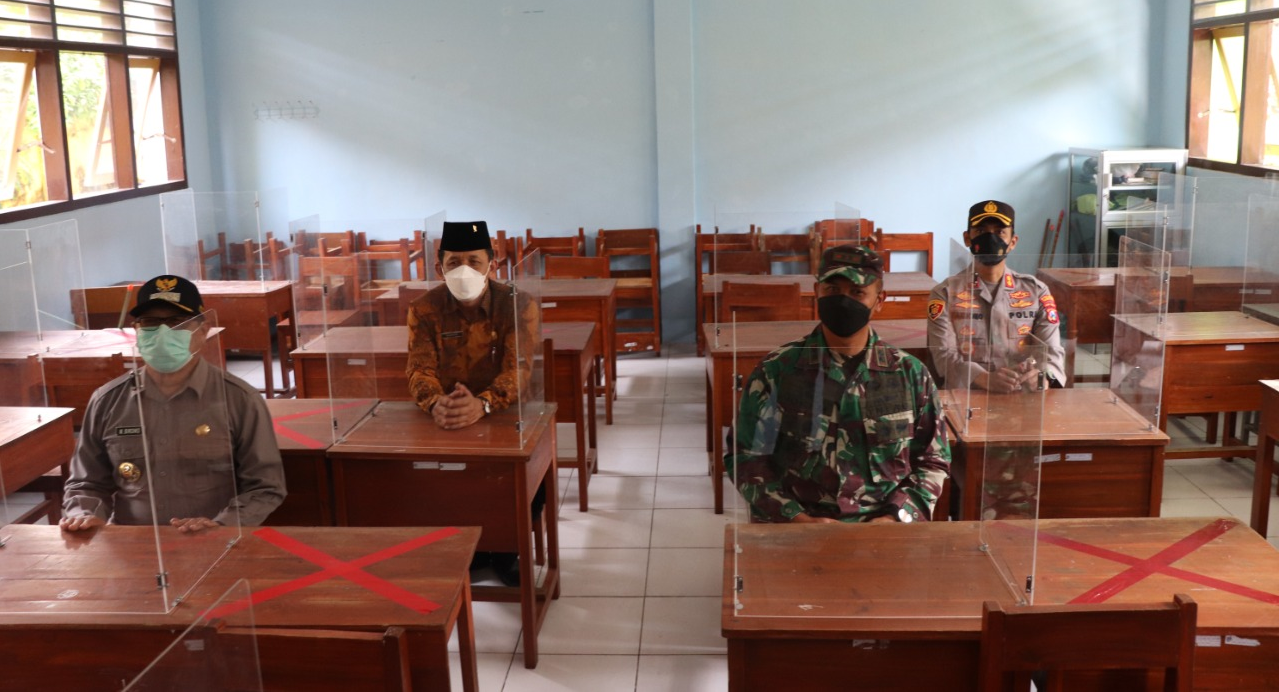 Kapolres Tulungagung Bersama Forkopimda Tinjau PTMT di Sejumlah Sekolah 