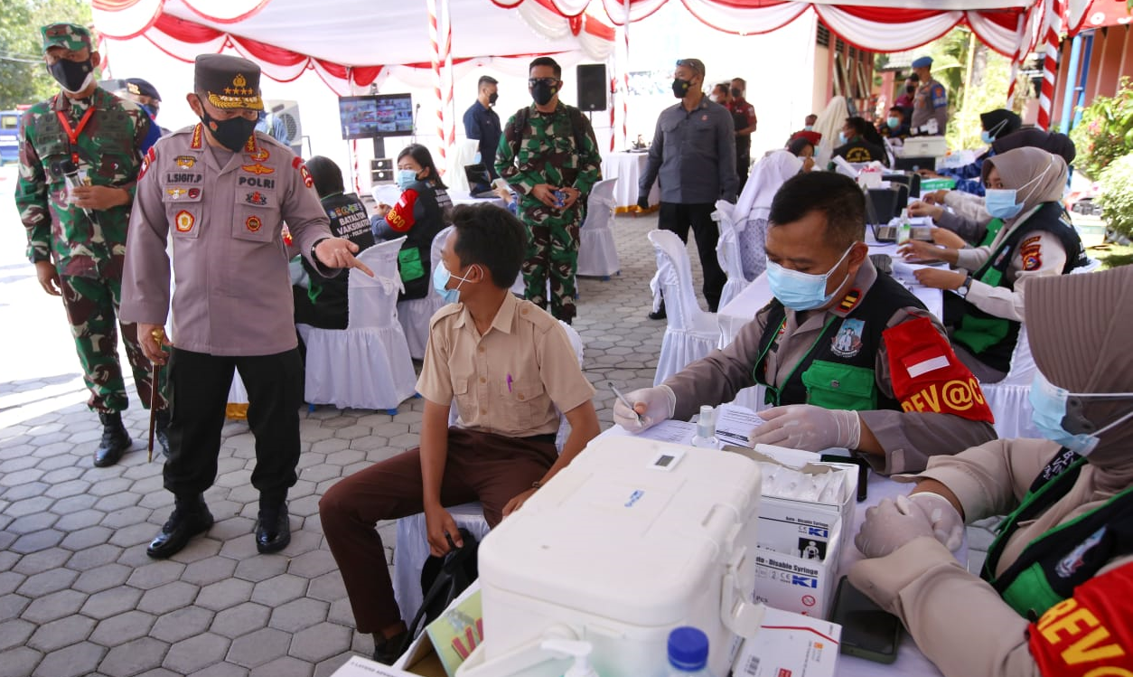 Tinjau Vaksinasi Serentak 10 Titik di NTB, Kapolri Harap Target Pemerintah Segera Terwujud