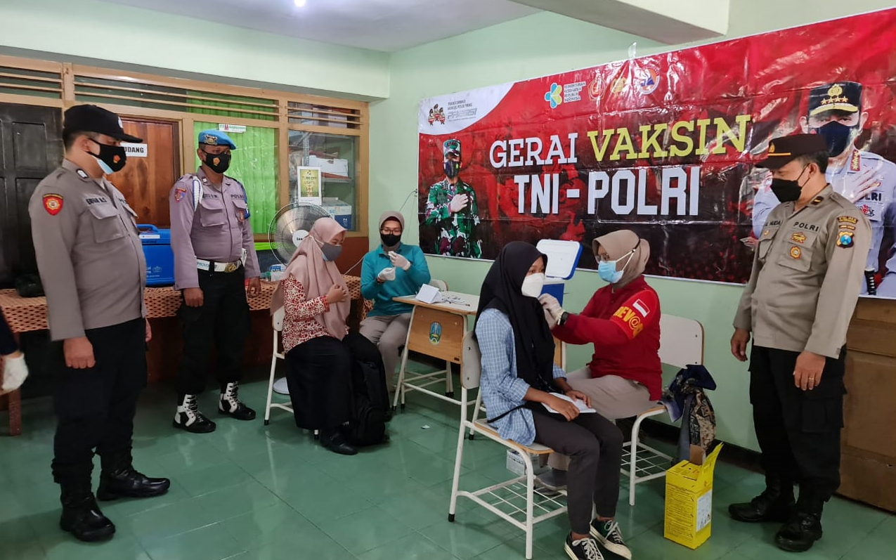 Polsek Kedungwaru Kawal Vaksinasi Pelajar SMA Katholik ST Aquino Tulungagung dan Vaksinasi Mobile di
