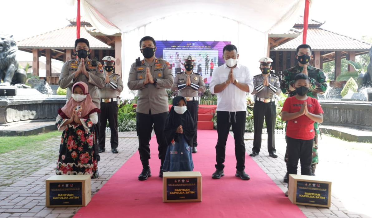 Polda Jatim Berikan Beasiswa dan Pengangkatan orangtua asuh Kepada 7.044 Anak Korban Covid