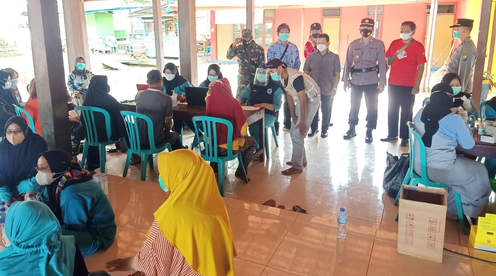 Polsek Besuki Kawal Vaksinasi Nelayan Popoh Tulungagung