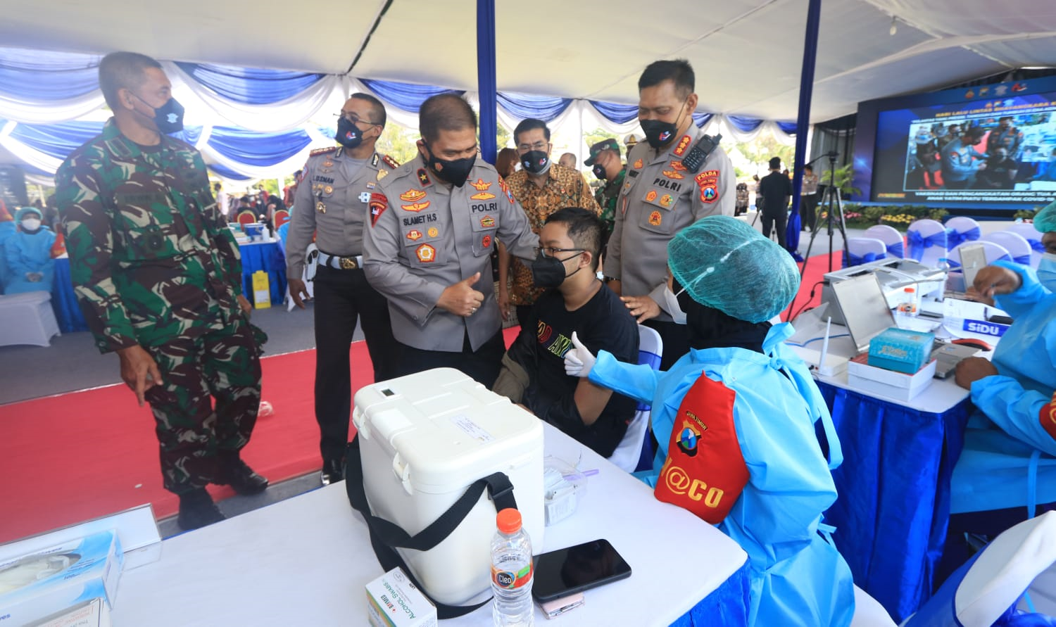 Wakapolda Bagikan Sembako On The Spot di Kota Pahlawan
