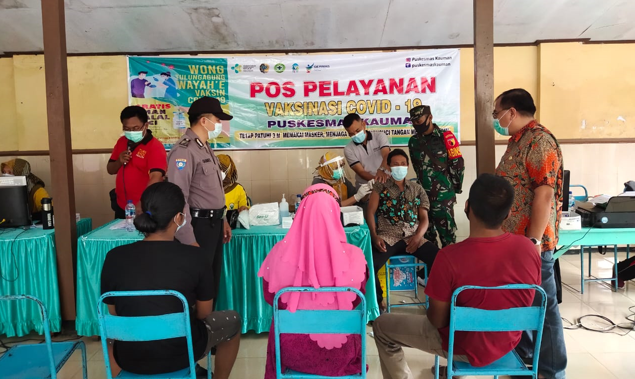 Wujudkan Sinergitas, Babinsa dan Bhabinkamtibmas Kawal Vaksinasi di Balai Desa Kates Kauman Tulungag