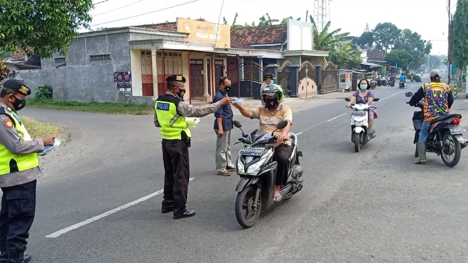 Polsek Kalidawir Bagi-Bagi Masker, Upaya Tekan Penyebaran Covid-19 Di Kabupaten Tulungagung