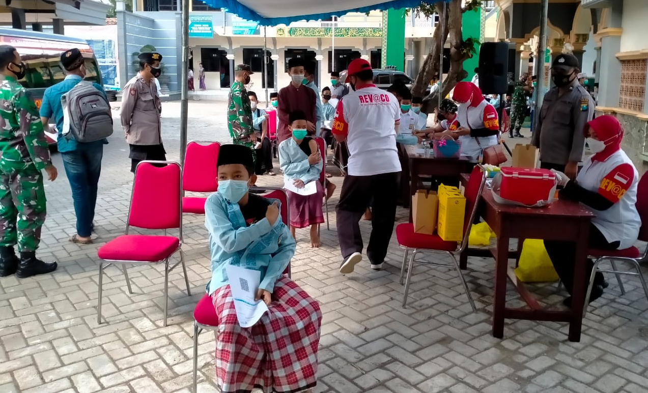 TNI-Polri Kawal Vaksinasi Kepada Santri di Pondok Mlaten Kauman Tulungagung