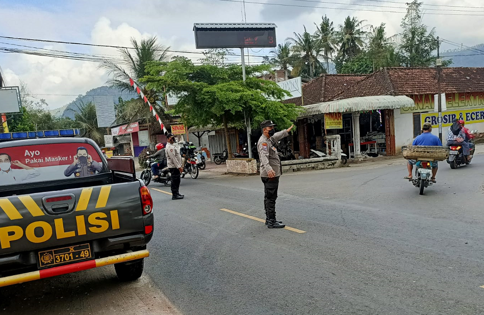 Pos Pagi dan Penyebrangan Untuk Memberikan Pelayanan Kepada Masyarakat Oleh Personil Polsek Bandung 