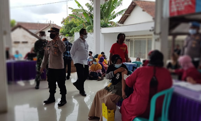 TNI-Polri Kawal Vaksinasi Kepada Lansia dan Pra Lansia di Balai Desa Kaliwungu Ngunut Tulungagung