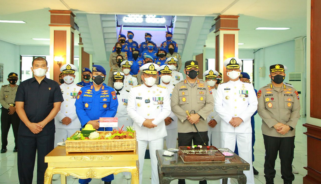 HUT TNI ke-76, Kapolda Jatim Beserta Pejabat Utama Kunjungi Mako TNI