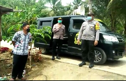 Gunakan Pengeras Suara, Polsek Besuki Tulungagung Ajak Masyarakat Keboireng Ikut Vaksin