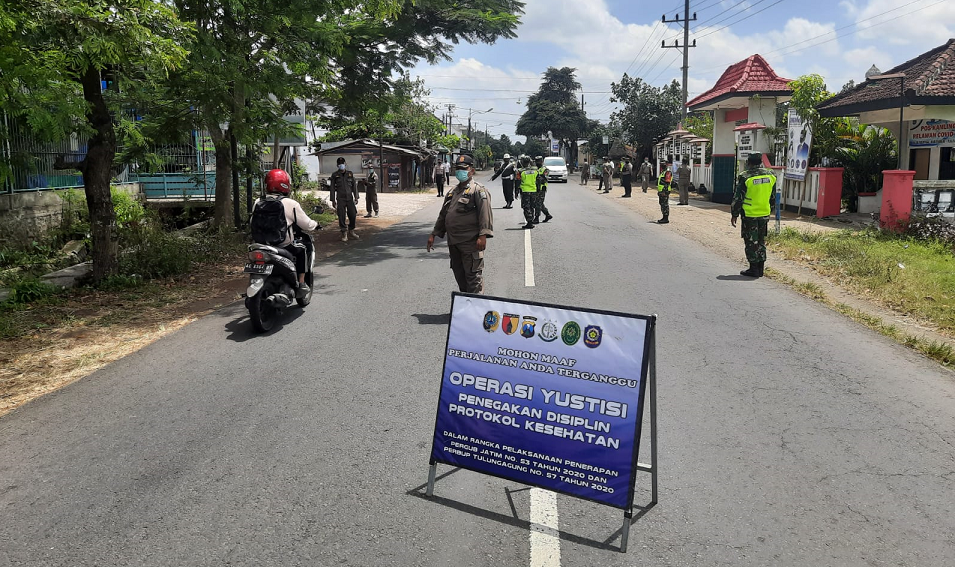 Ops Yustisi di Depan Balai Desa Bungur Satgas Covid 19 Kabupaten Tulungagung Jaring Enam Pelanggar P