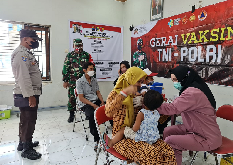 Polsek Kedungwaru Kawal Vaksinasi Lansia di Desa Bangoan dan Desa Tunggulsari Tulungagung