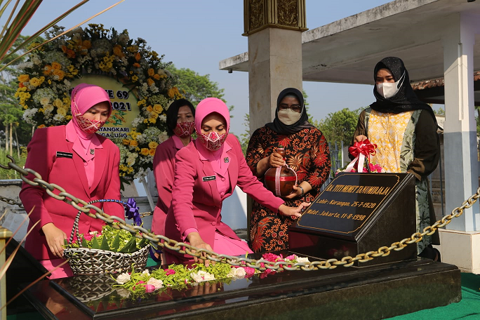 Peringati HKGB ke 69, Bhayangkari Cabang Tulungagung Ziarah Rombongan ke TMP dan ke Makam Ketua PB B