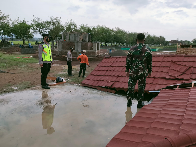 Angin Kencang Disertai Hujan Deras, Merobohkan Bangunan Joglo di Gesikan Tulungagung