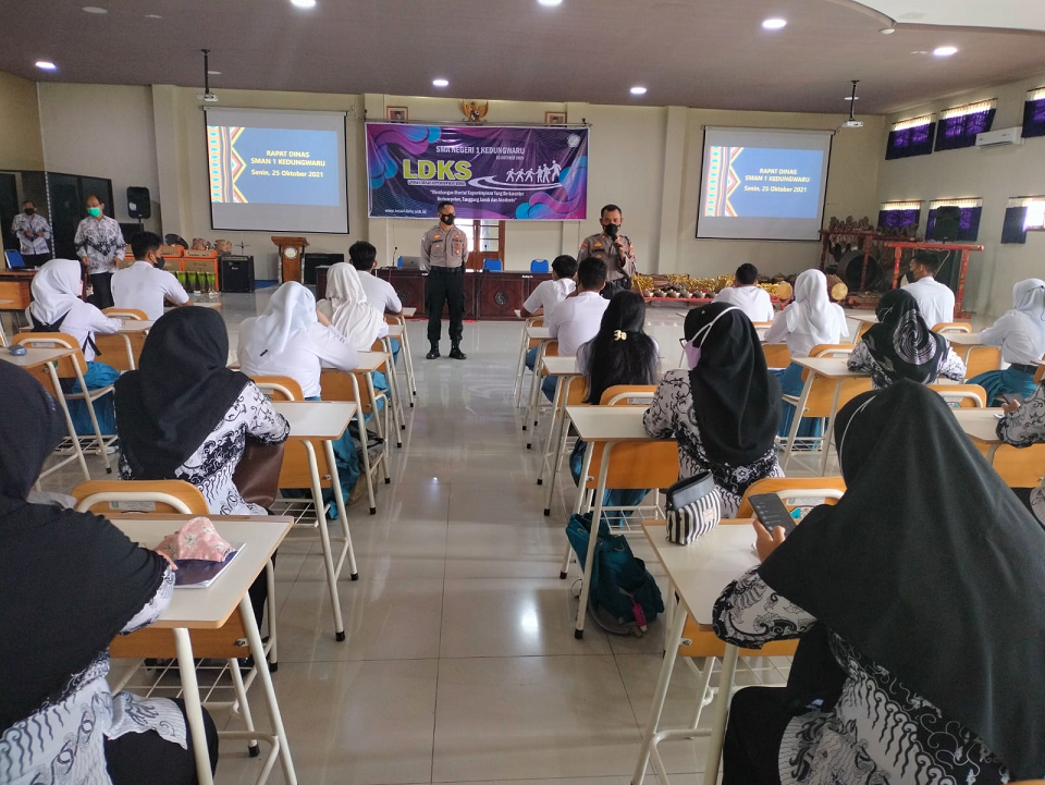 Cegah Kenakalan Remaja, Polres Tulungagung Beri Materi Ops Bina Kusuma di SMAN 1 Kedungwaru