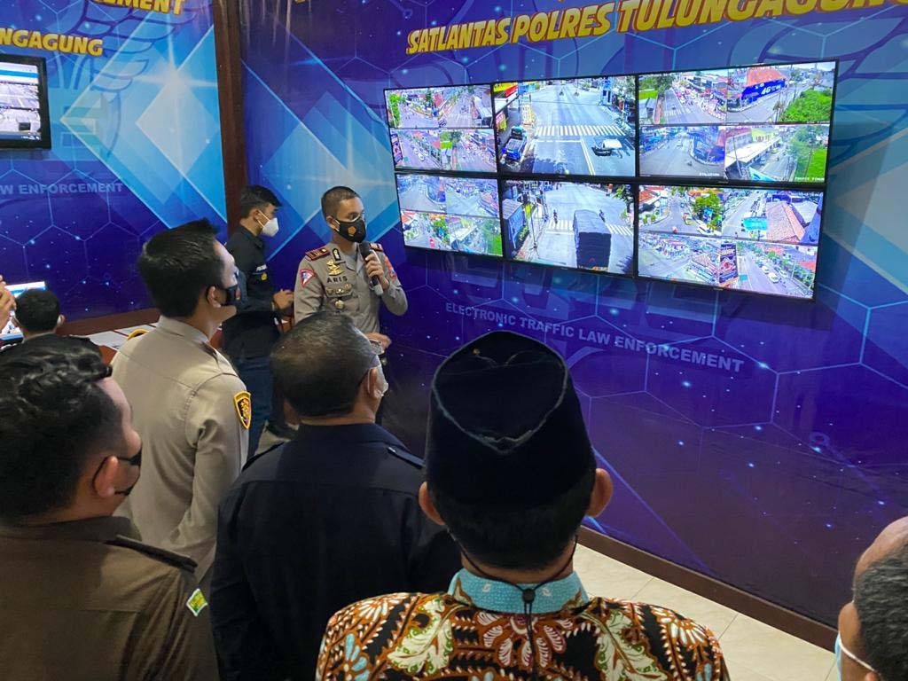 Uji Coba. Kasat lantas AKP Aristianto Paparkan sisitem ETLE di Tulungagung.