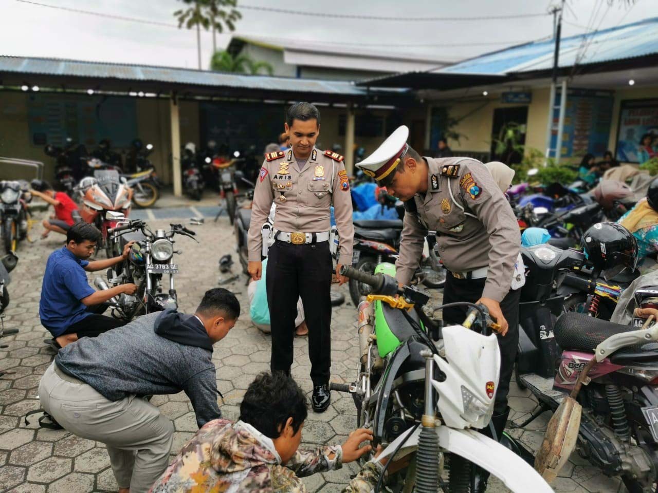 Mau mengambil barang bukti hasil Razia Knalpo Brong, Harus ganti dulu dengan Knalpot Standar.