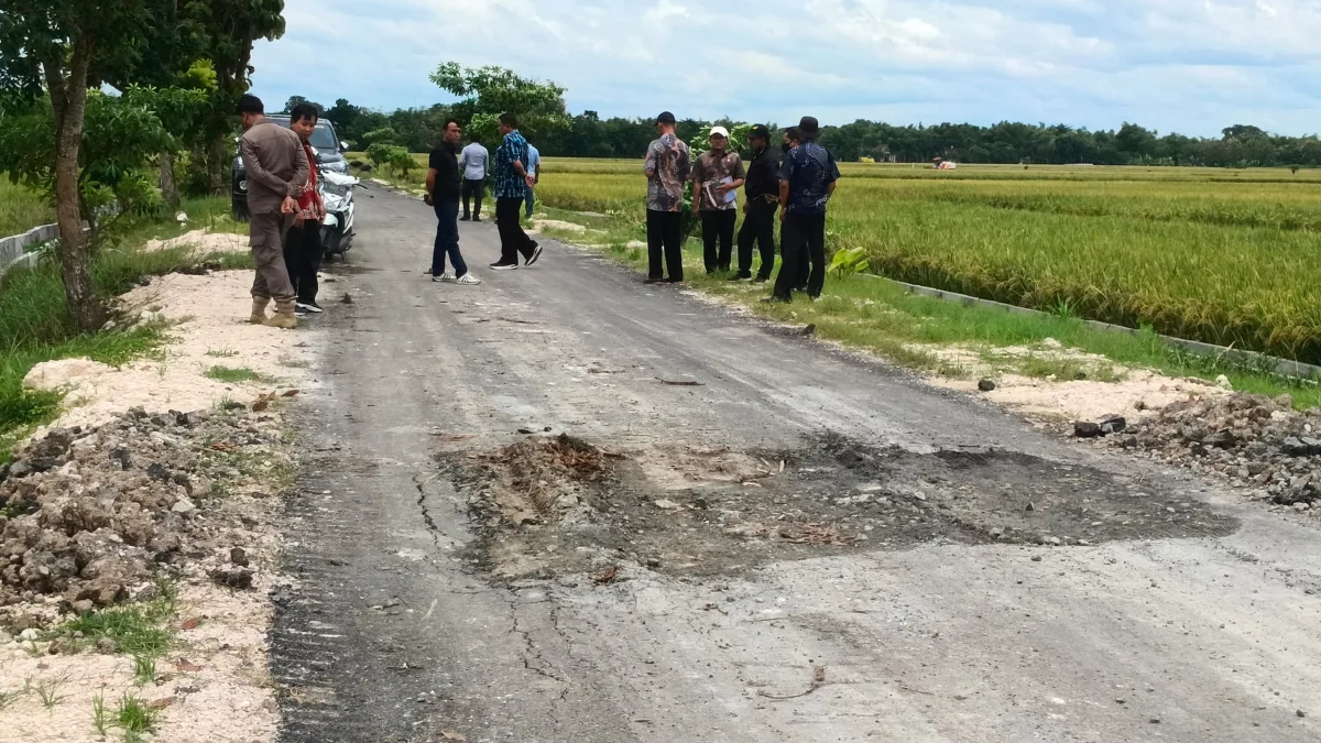 Pak Bupati, Proyek BKKD Jalan Aspal 1,8 Milyar Desa Ngampal Rusak Parah 