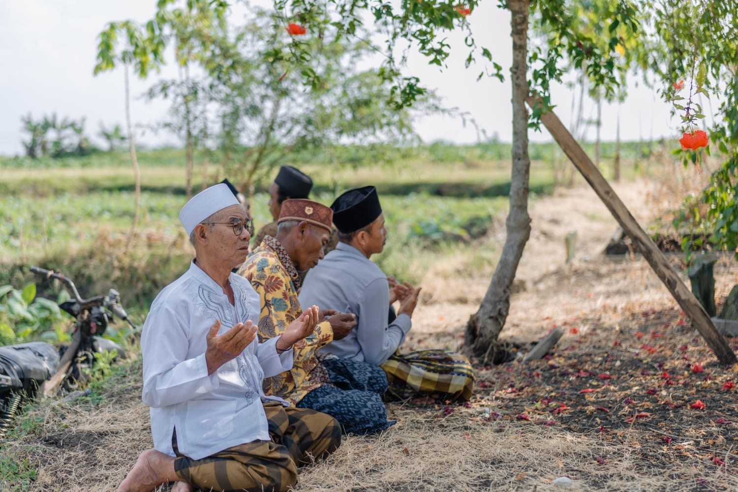 Warga Desa Purwoasri Jaga Tradisi Ziarah Kubur Jelang Ramadhan