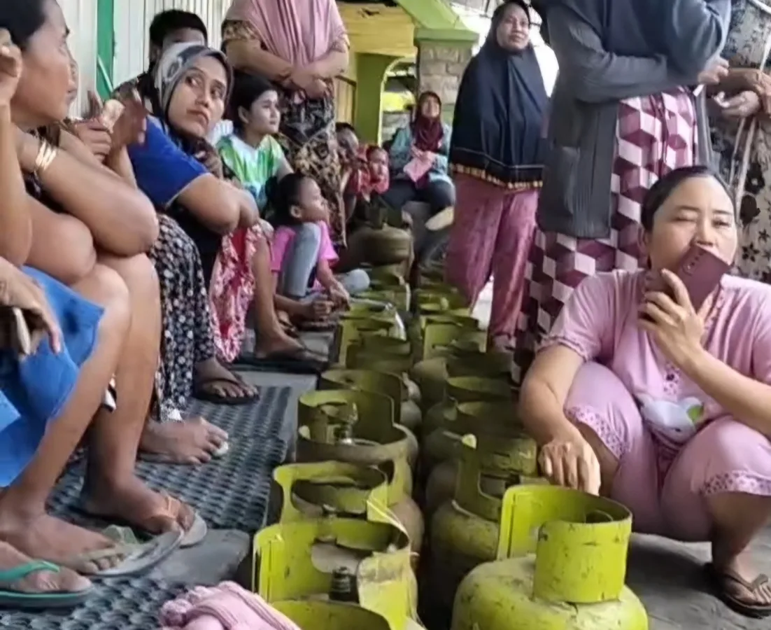 LPG 3 Kg Langka di Bojonegoro, Warga Kalitidu Serbu Pangkalan Hingga Antre Tabung