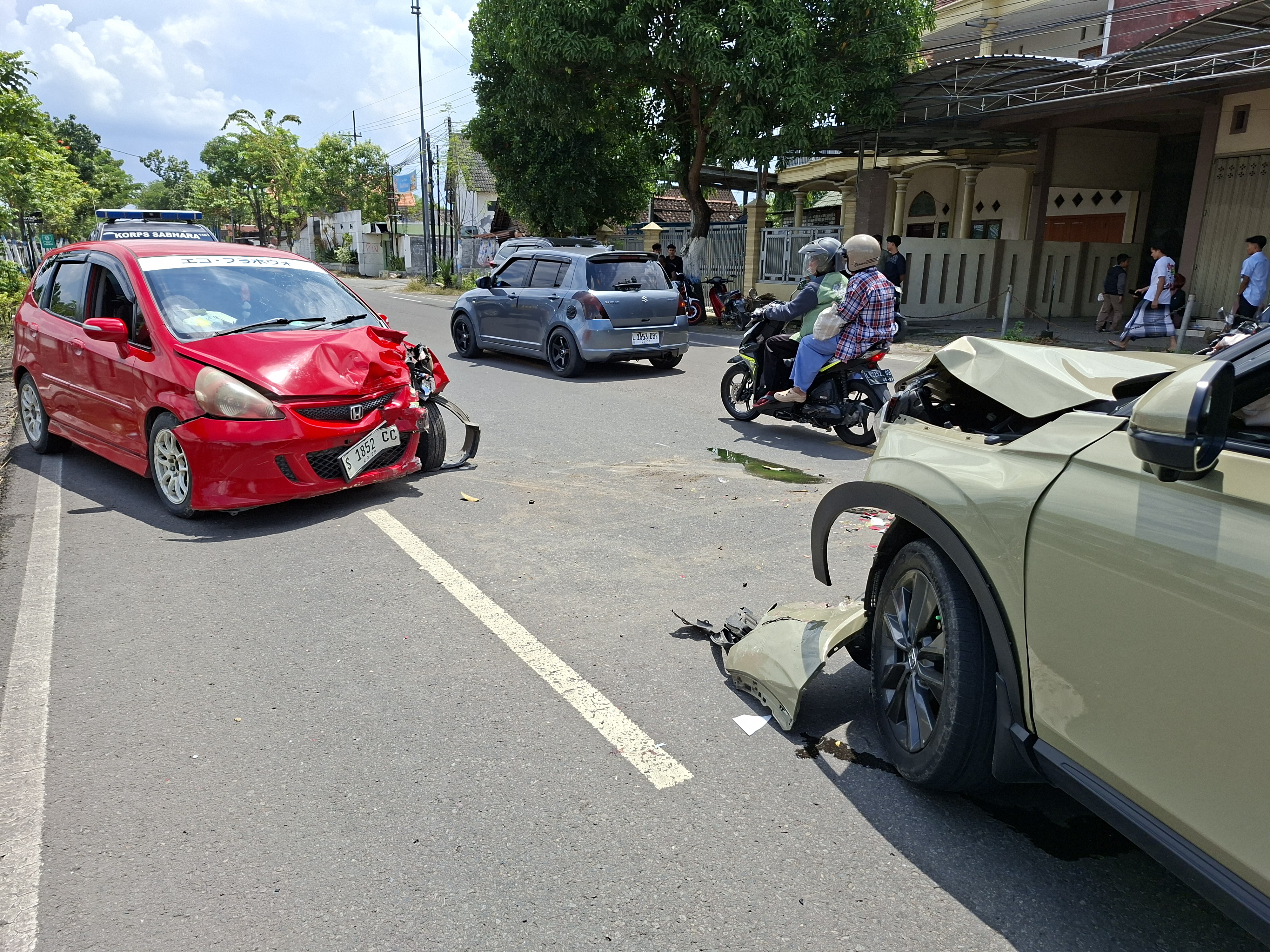 Laka Adu Banteng Honda HRV VS Jazz di Bojonegoro