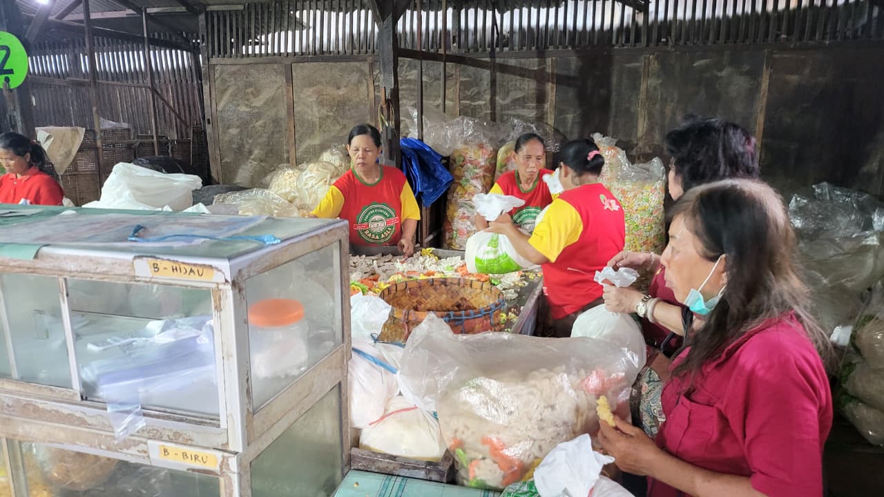 Proses Produksi Kerupuk Bangjo: Mempertahankan Cara Tradisional demi Rasa Orisinal