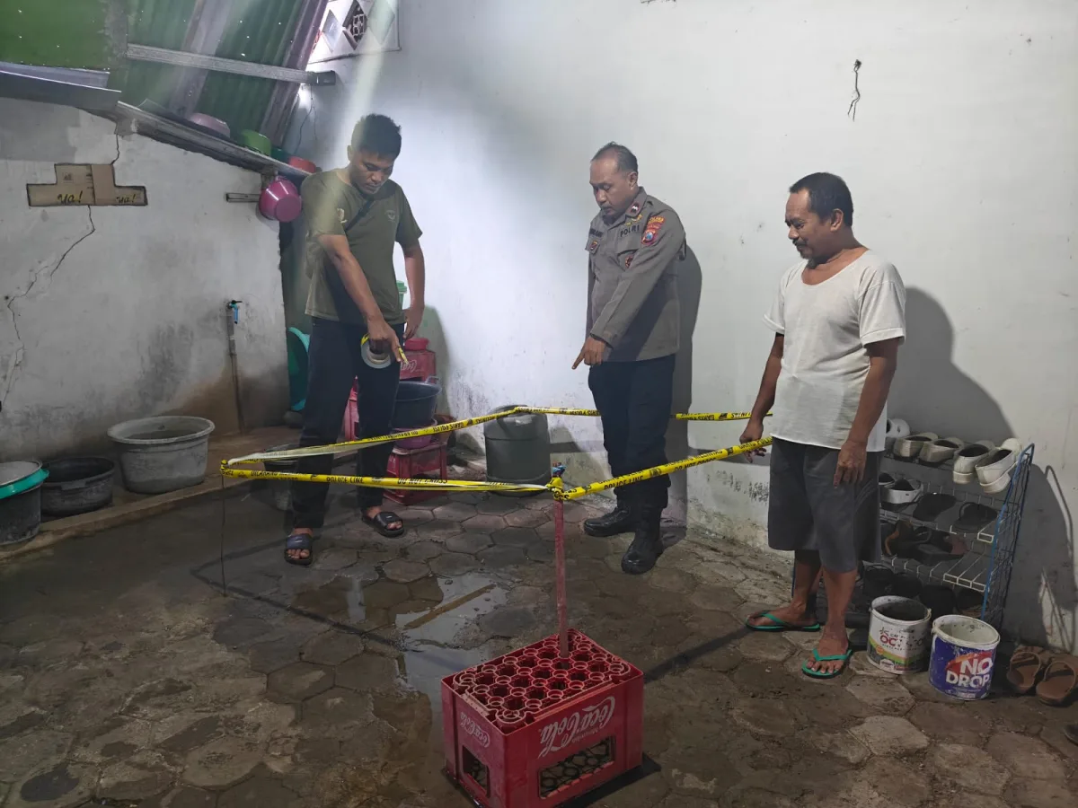 Polsek Ngasem Pasang Garis Polisi di Lokasi Munculnya Gas Berbau Belerang