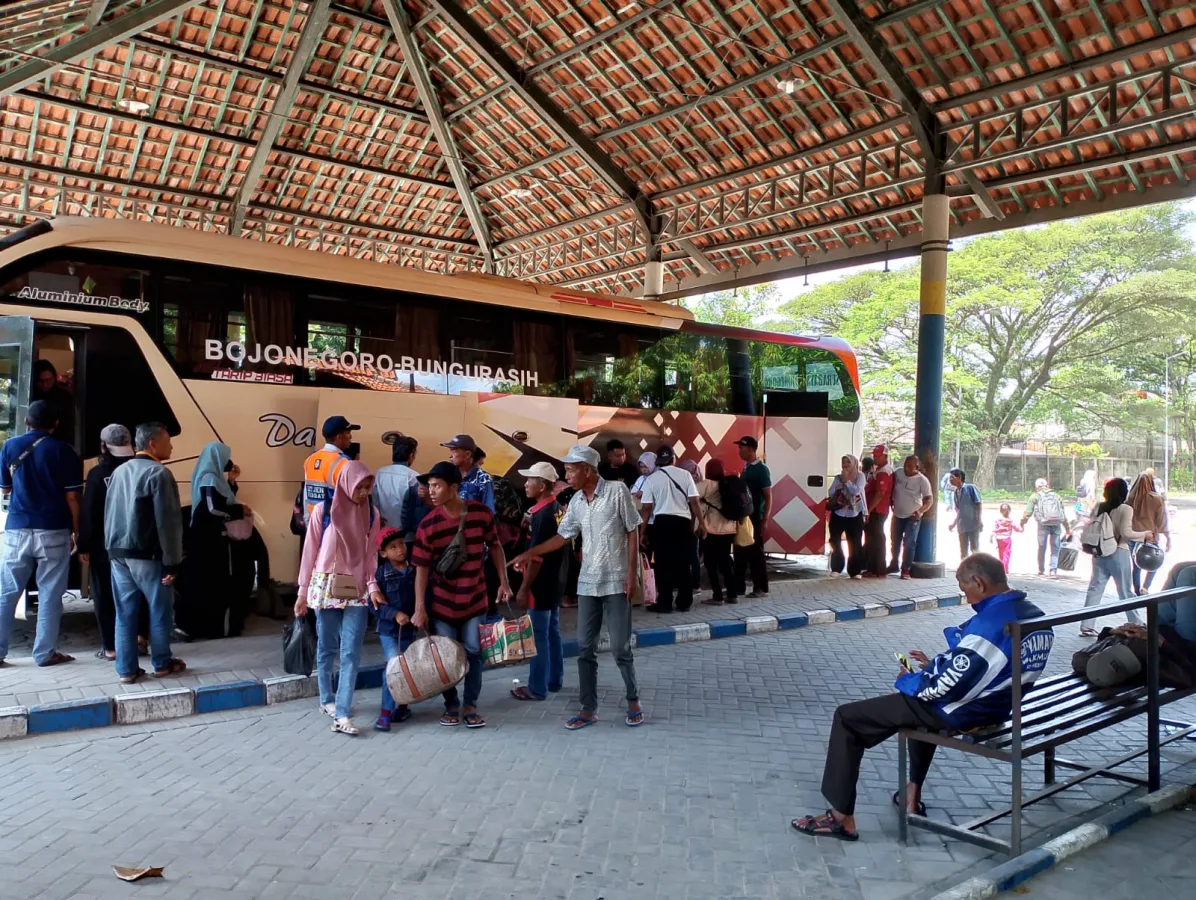 Terminal Rajekwesi Bojonegoro Membeludak, Penumpang Tembus 1.800 Orang Jelang Lebaran