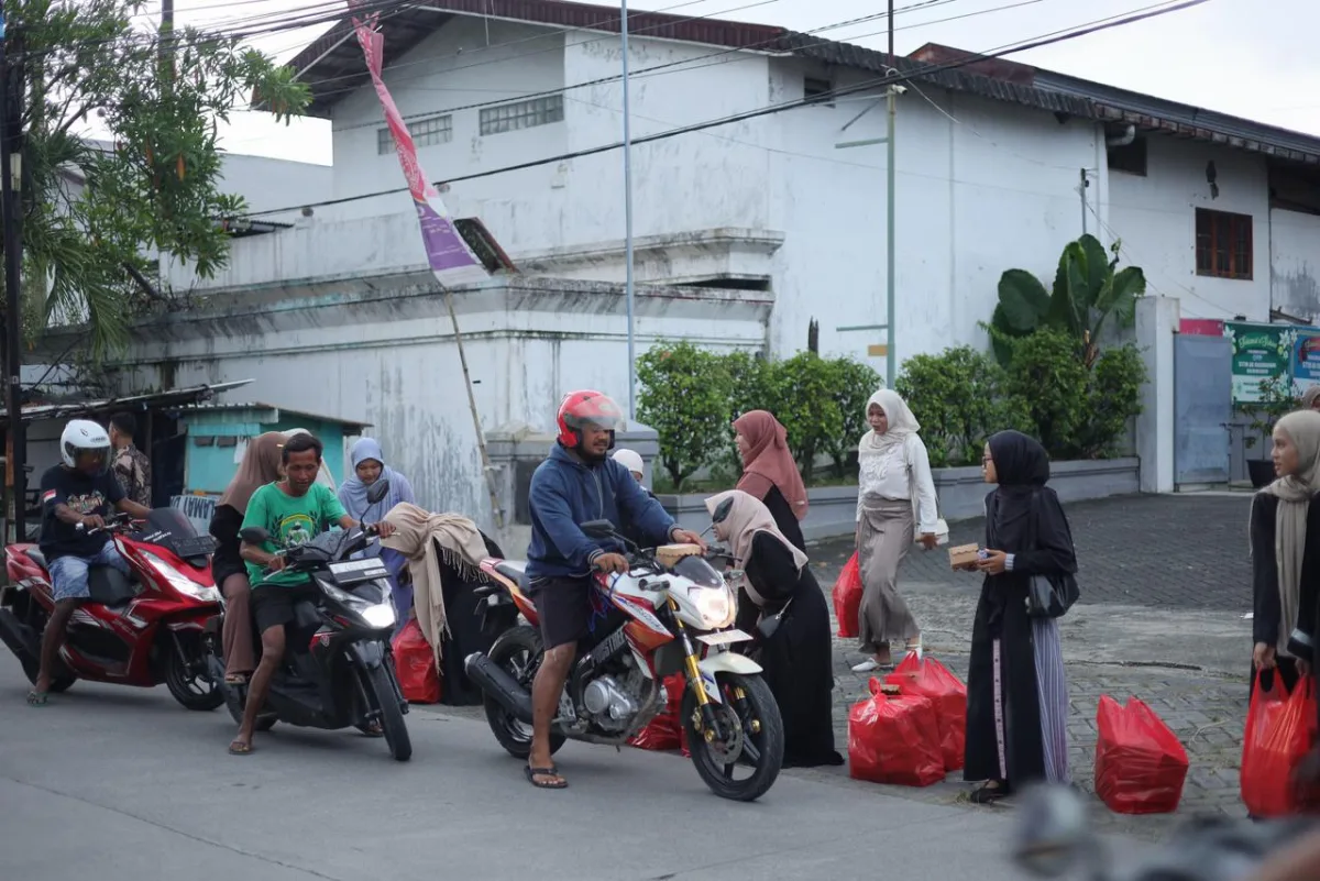 Aksi Nyata BIMANTARA Attanwir 2025: Bagi Ratusan Takjil di Sumberrejo Bojonegoro