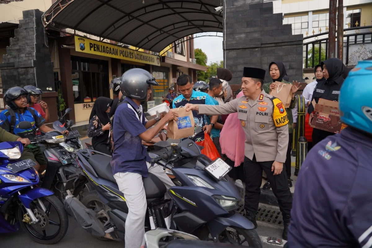 Srikandi Polres Bojonegoro Bagikan Takjil untuk Pengguna Jalan