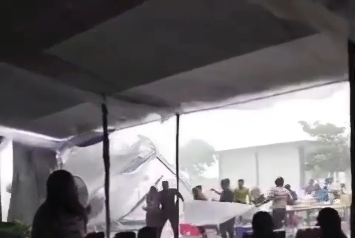 HEBOH! Tenda Halal Bihalal RSUD Bojonegoro Porak-Poranda Diterjang Angin, Peserta Lari Berhamburan