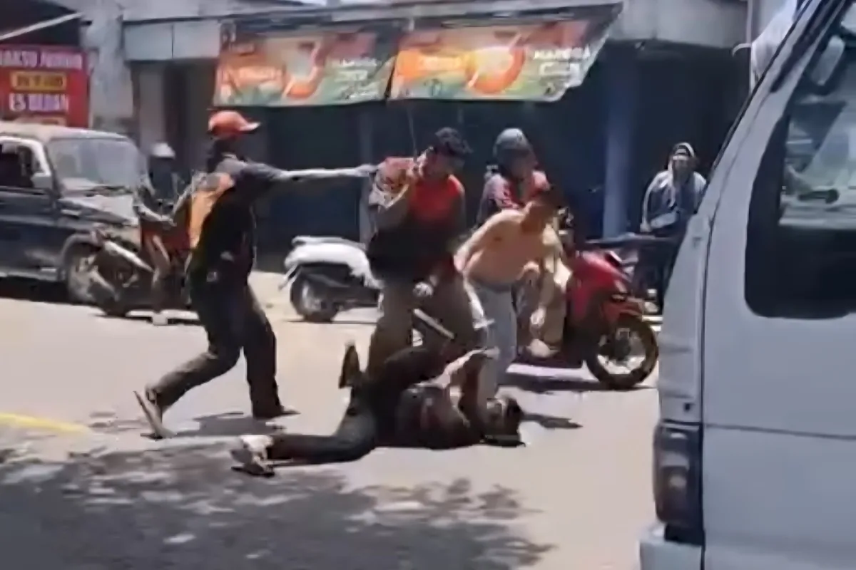 Dua Sopir Truk Terlibat Adu Jotos di Depan Pasar Baureno Bojonegoro