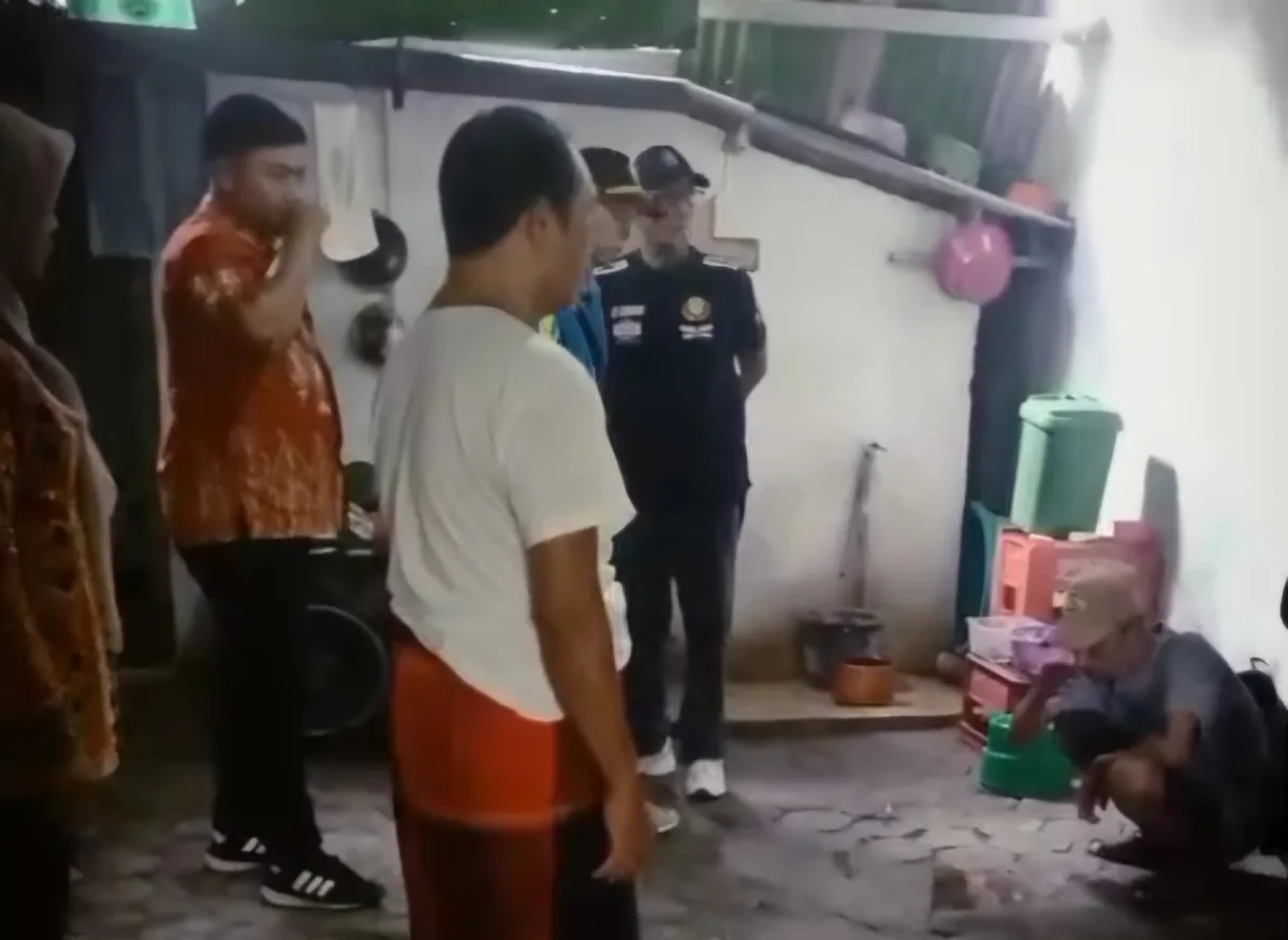 Bau Tak Sedap Muncul dari Bawah Lantai Rumah Warga di Bojonegoro 