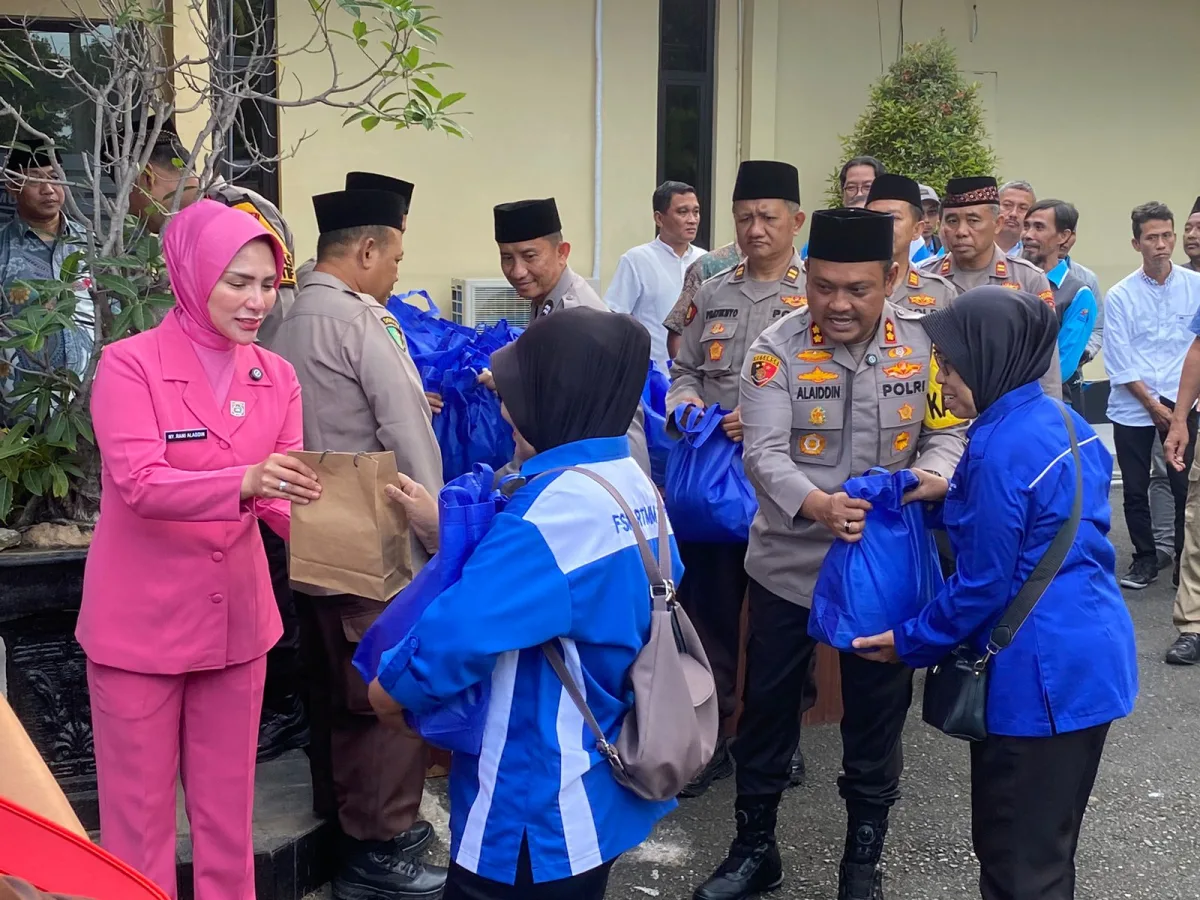 Jelang Idul Fitri 1447 H, Polres Tuban Bagikan 1.000 Paket Sembako kepada Abang Becak dan Buruh