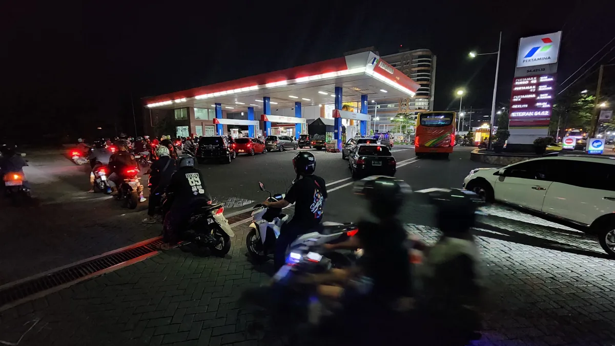 Warga Bojonegoro "Terhipnotis" Isu BBM: Antrean Mengular di SPBU Veteran, Padahal Stok Aman!