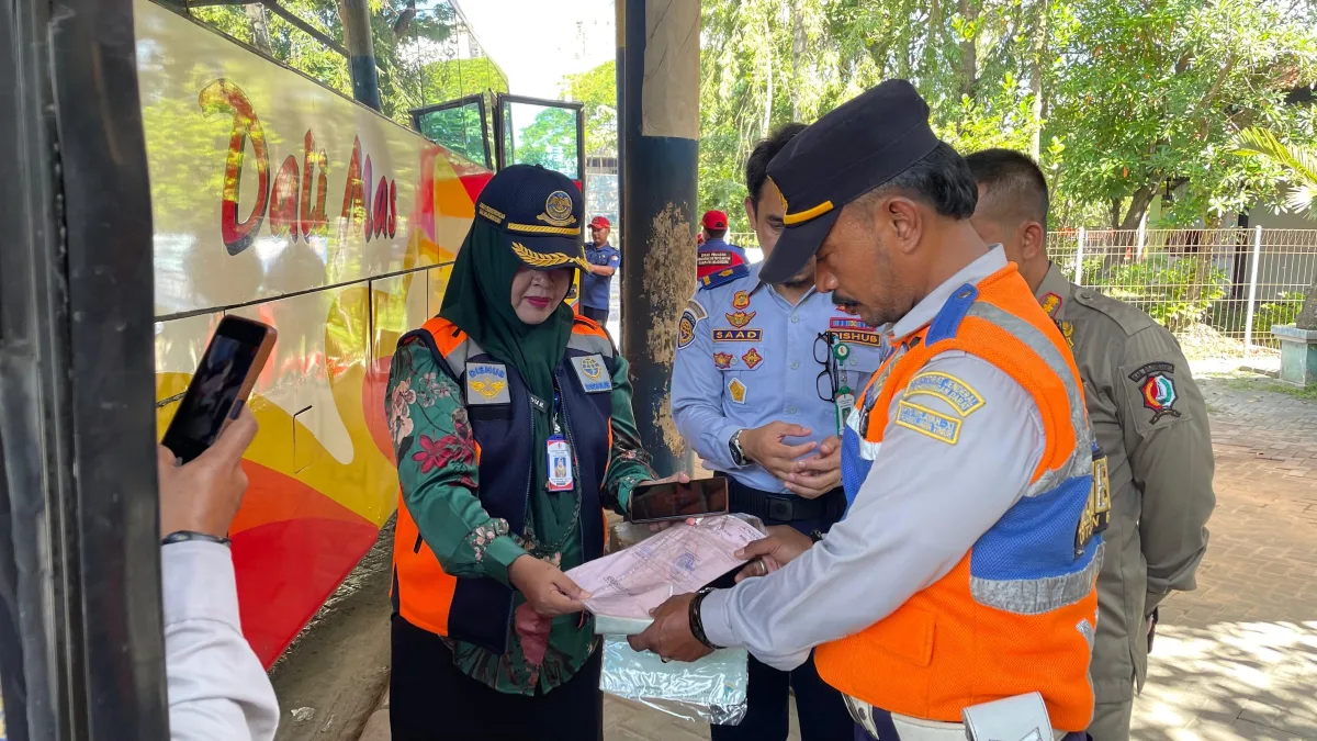 Wujudkan Mudik Nyaman dan Bahagia, Petugas Cek Fisik Bus dan Kesehatan Awak Angkutan di Bojonegoro