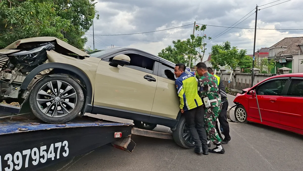 Kurang Konsentrasi, Honda Jazz VS HRV di Bojonegoro 5 Orang Luka Ringan
