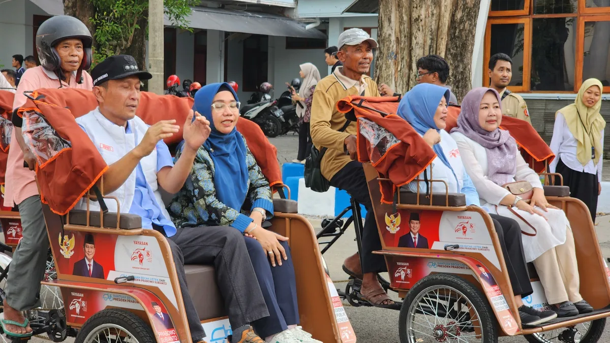 Bupati Bojonegoro Serahkan 200 Becak Listrik Bantuan Prabowo Subianto