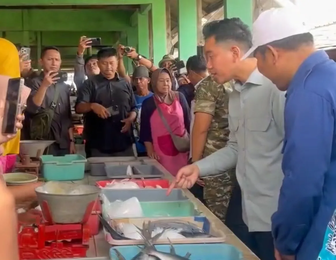 Wapres Gibran Blusukan ke Pasar Glondong Tuban, Sapa Penjual Ikan Laut