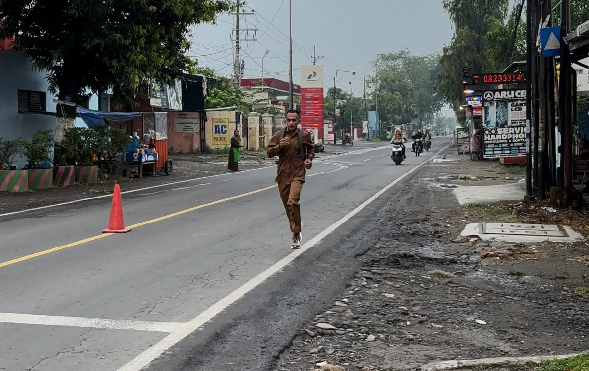 Instruksi Presiden Suruh Pakai Sepeda, Guru di Bojonegoro Ini Pilih Lari ke Sekolah: 'Sehatnya Dapat, Iritnya Nyata!