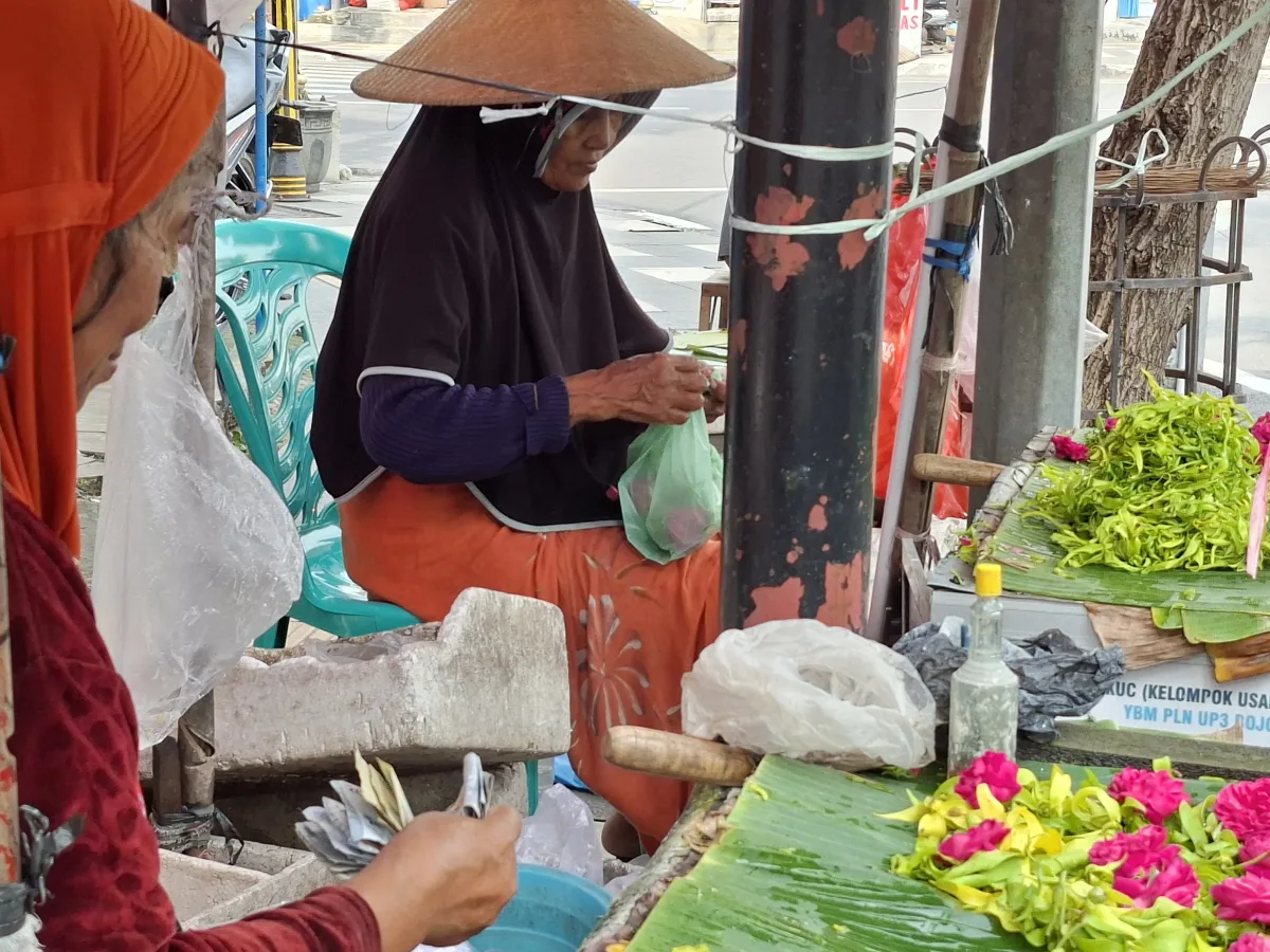 Jelang Idul Fitri, Lapak Bunga Tabur di Pasar Kota Bojonegoro Mulai Diserbu Peziarah
