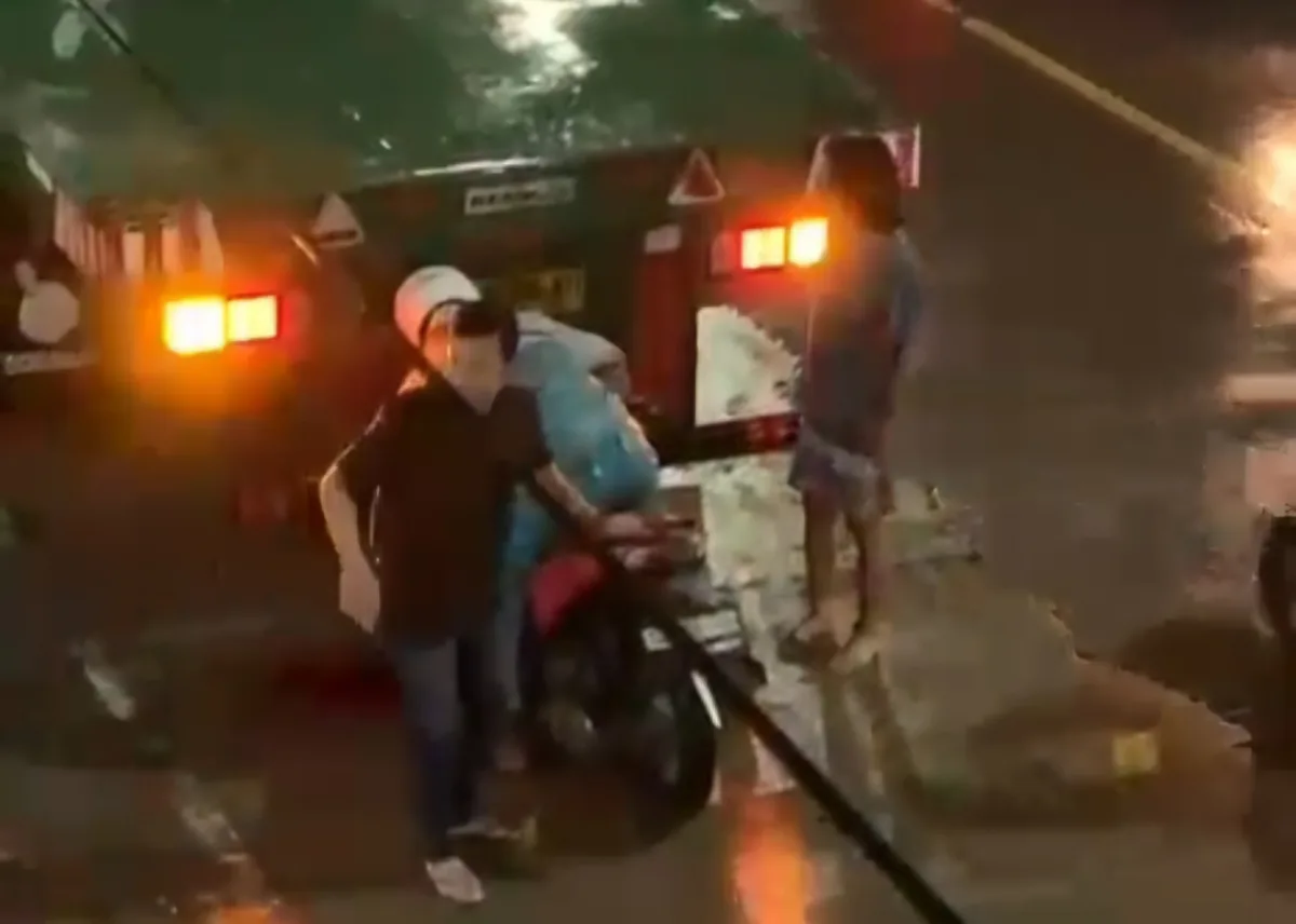 Pemotor Tabrak Truk Trailer Parkir di Jalur Bojonegoro-Cepu, Korban Dilarikan ke RS