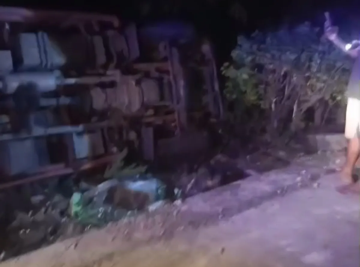 Truk Terguling di Kalitidu Bojonegoro, Diduga Sopir Kurang Konsentrasi