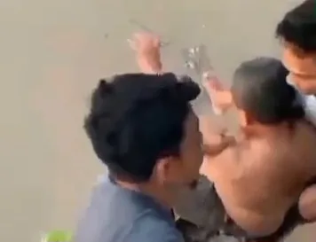 Pria di Bojonegoro Nyaris Loncat dari Jembatan Luwihaji, Beruntung di Tolong Warga