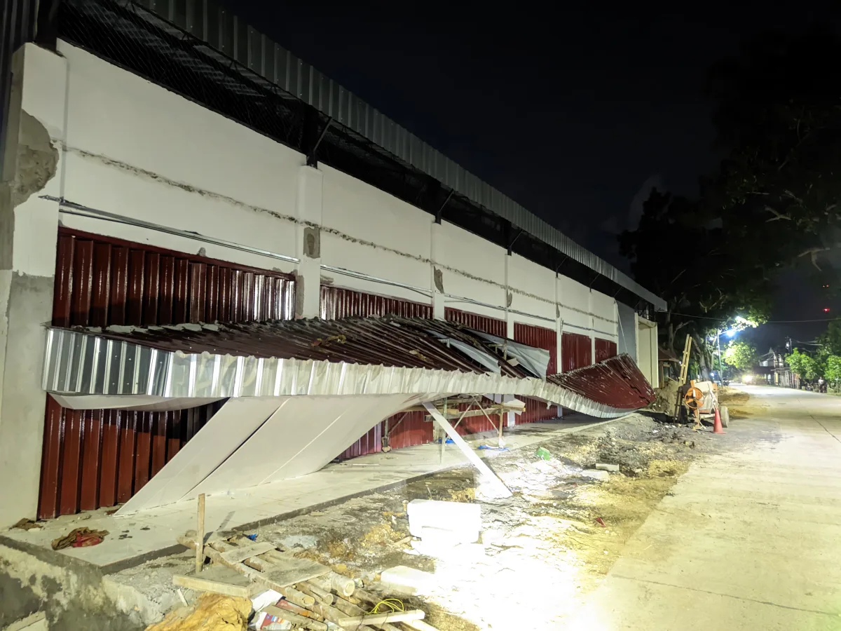 Kanopi Teras KDKMP Desa Padang Bojonegoro Ambruk 