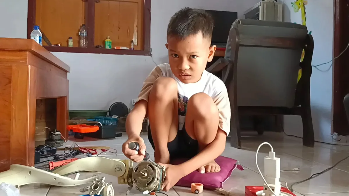 Bocah 9 Tahun asal Bojonegoro Mahir Rakit Sepeda Listrik hingga Gulung Dinamo